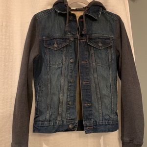 AÉROPOSTALE
EST. 1987 Jean jacket soft sleeves and hood. New w/o tag.
